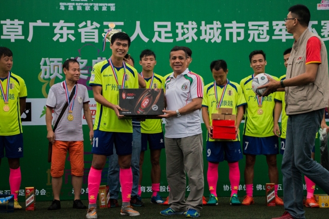 双探花低迷绿军负猛龙 利拉德30分雄鹿胜魔术